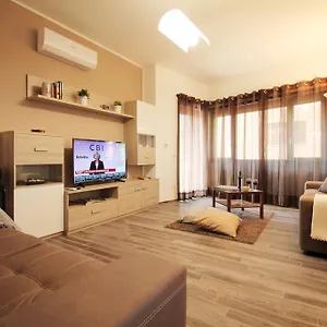 Eur Bright Spacious Terraced With Private Parking Only For Small Cars Roma