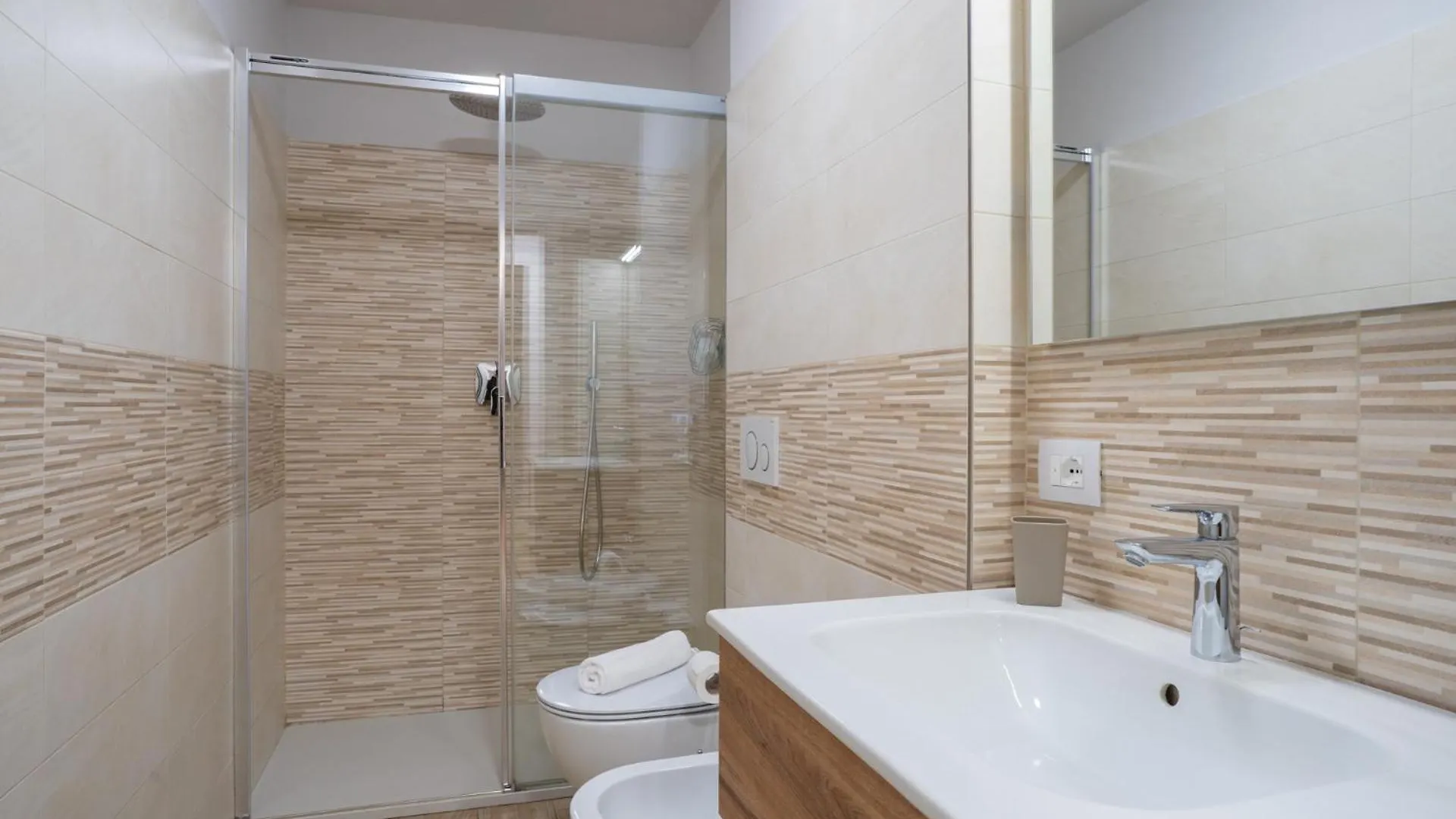 Lovely Bright Apartment In Barzio Center